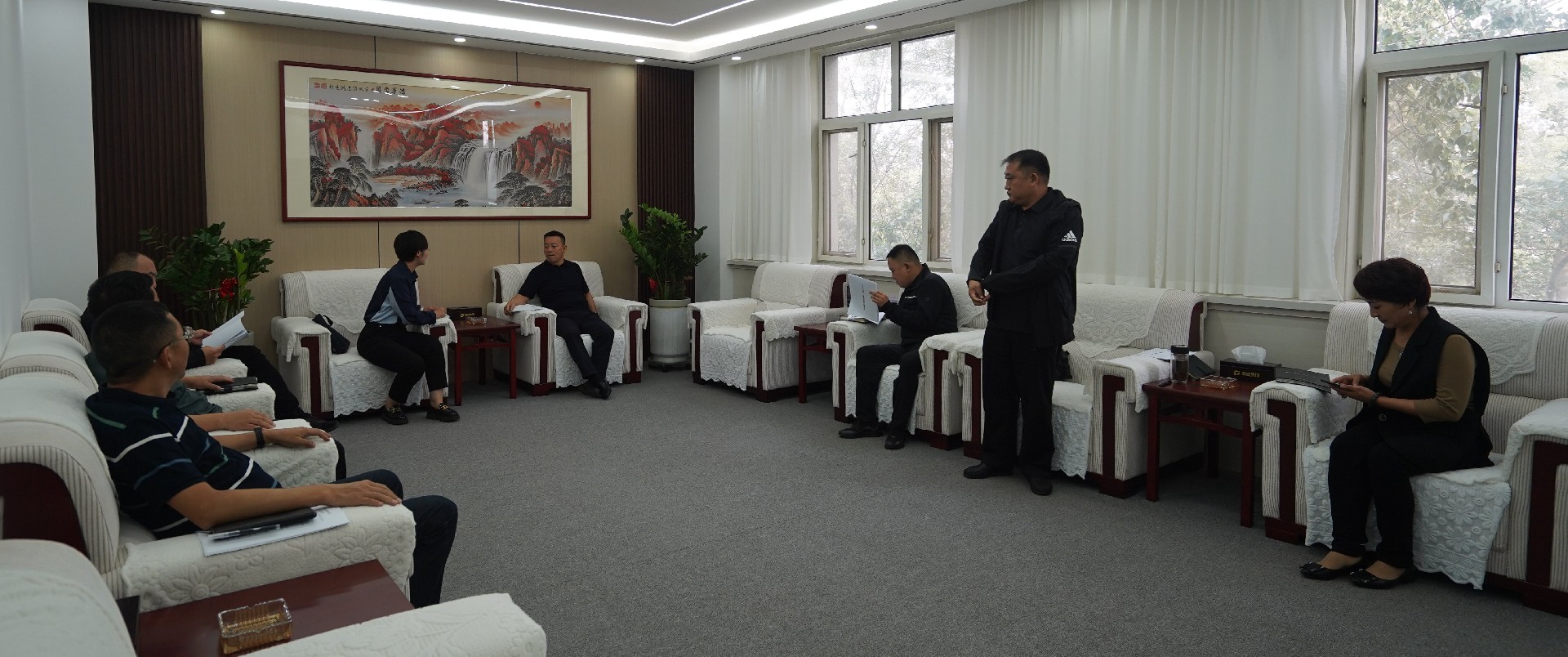 蔚县领导在会客厅3.jpg