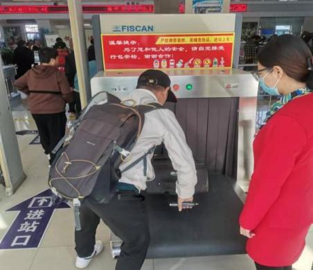 怀来客运站旅客安检1.png