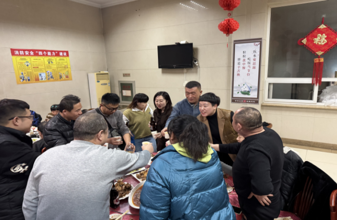 出租公司吃饺子喝饮料.png