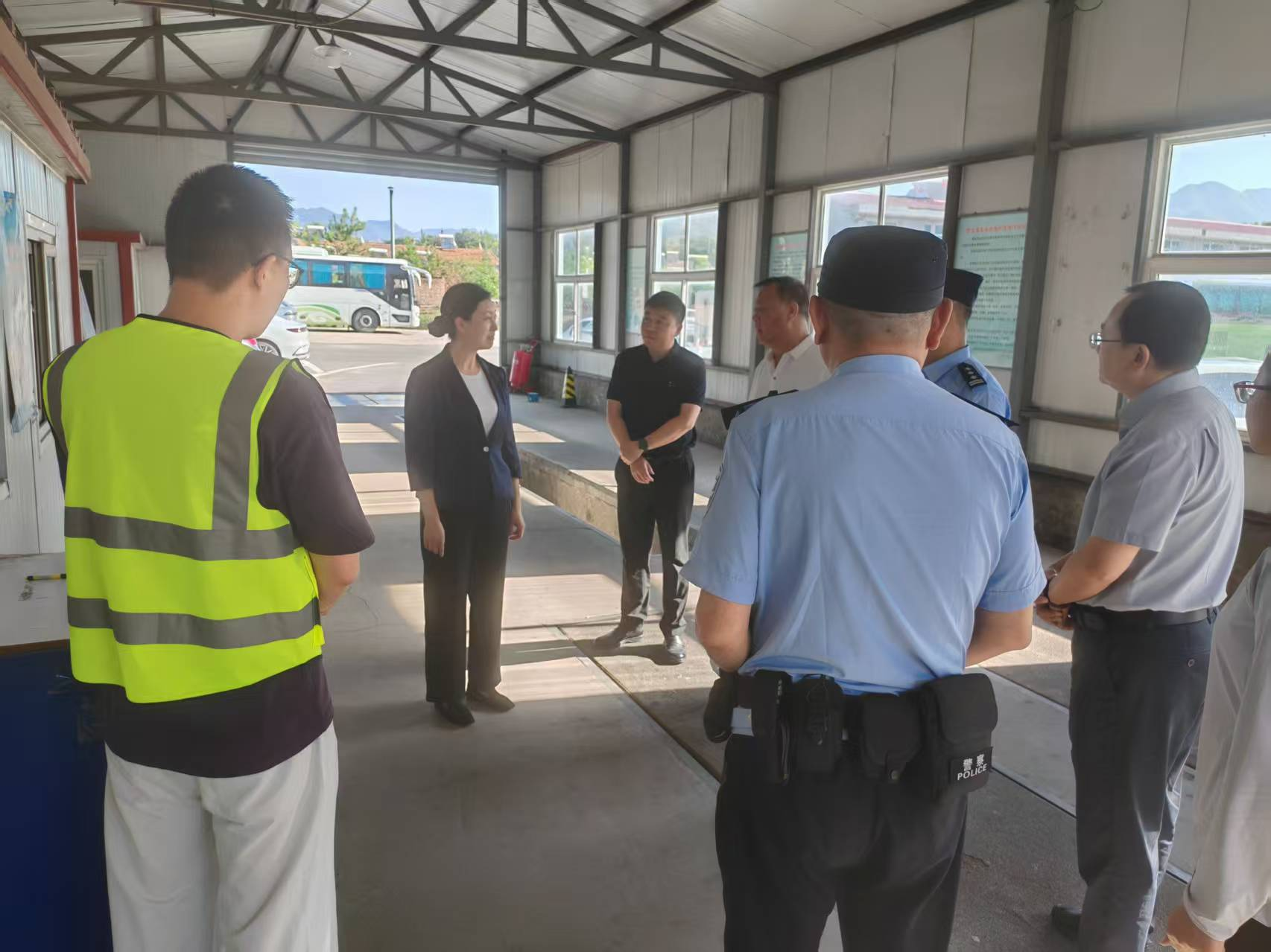 张琪视察怀来站安检台.png