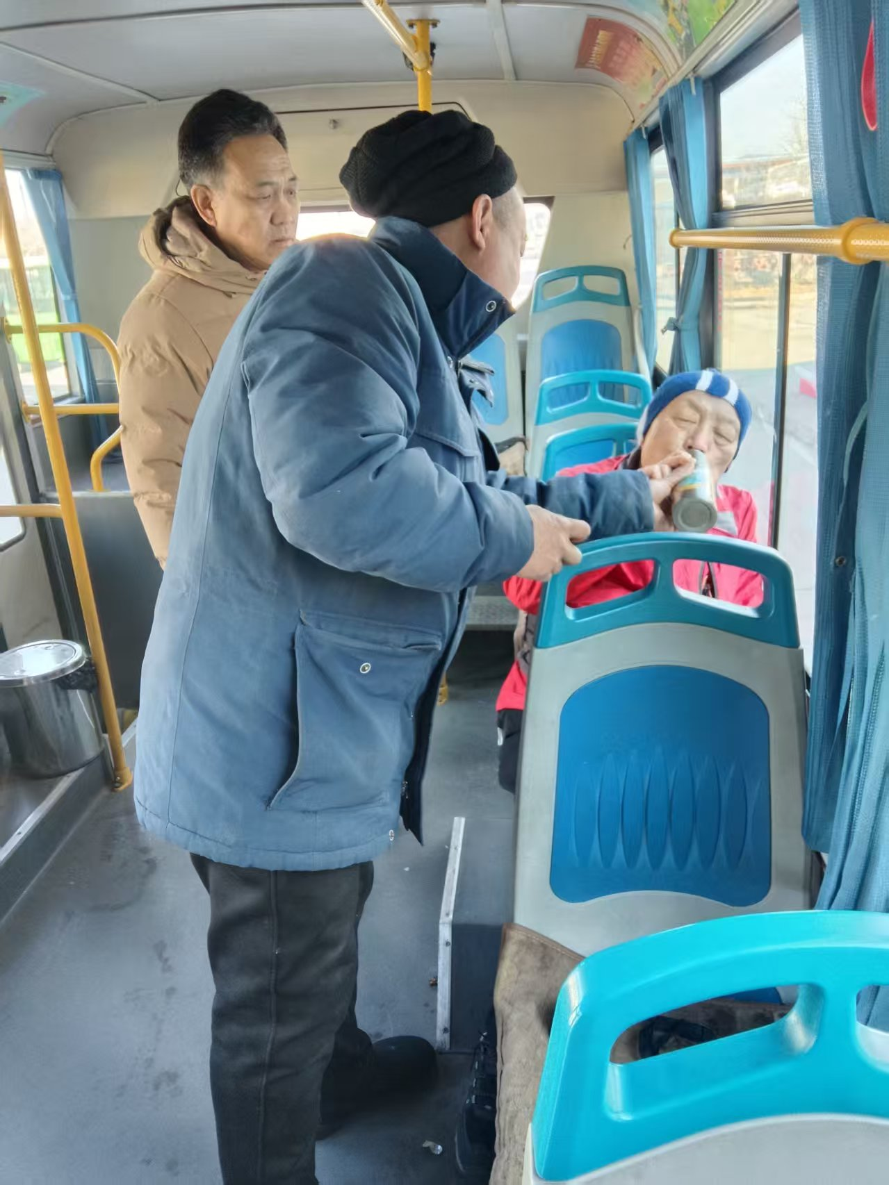 下花园公交救老人.png